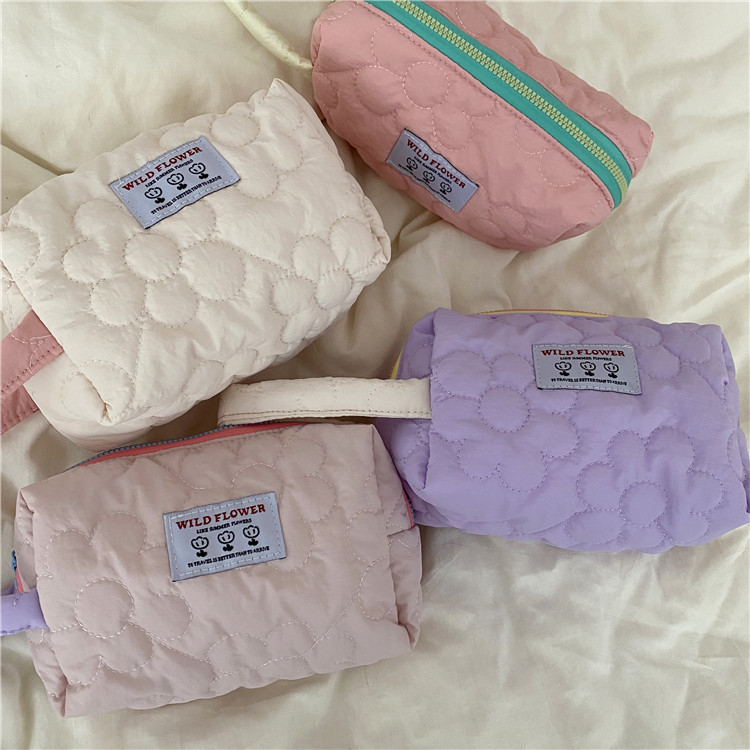 110121 Korean quilted flower hand-held makeup bag, ins storage pen case, cute girl clutch, portable Application Scenario