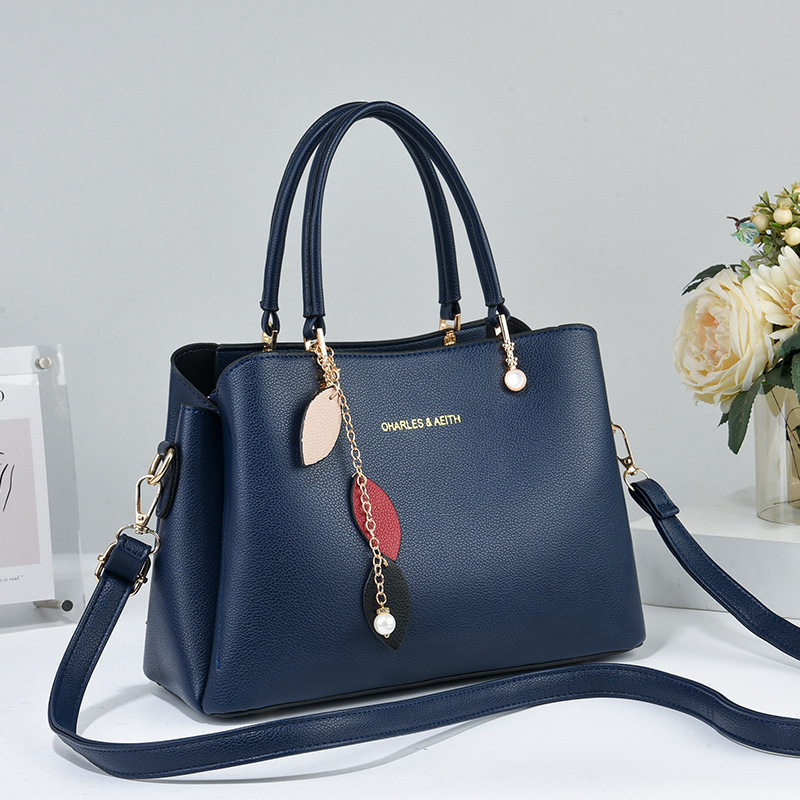 The 2025 new style of ladies' hand-held handbag is elegant, fashionable and stylish. The large-capacity single-shoulder bag for mothers is simple and fashionable Application Scenario