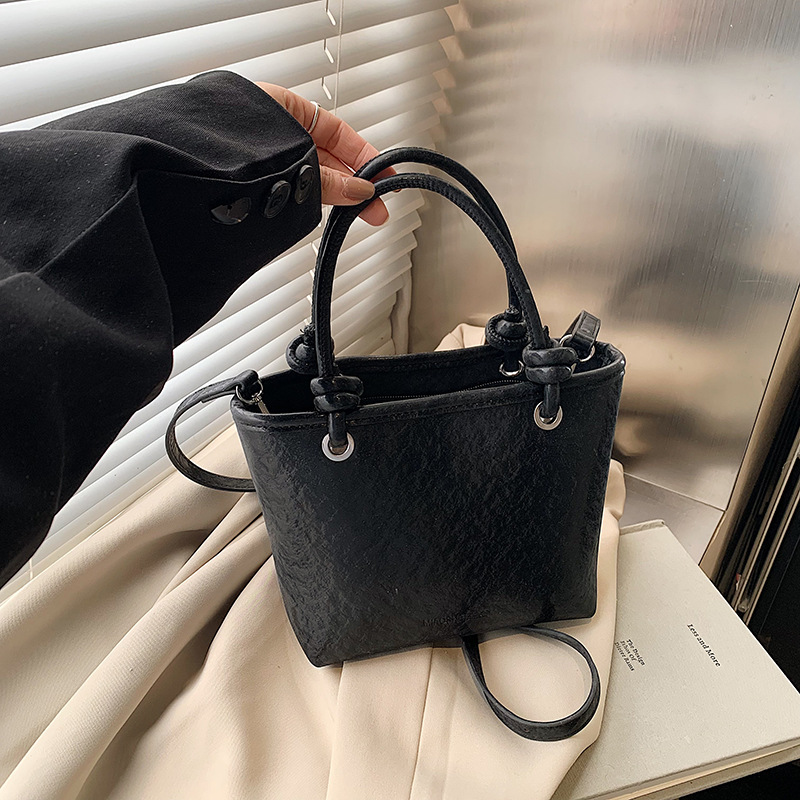 "Little Bag Women 2025 New Style High-end retro simple bucket bag Women's crossbody bag Casual Japanese and Korean single-shoulder bag. Application Scenario