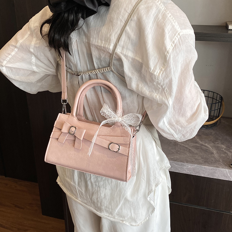 A new Korean version of a niche bag for women in 2025, featuring a stylish bow single-shoulder underarm bag and a casual, simple crossbody small square bag Application Scenario