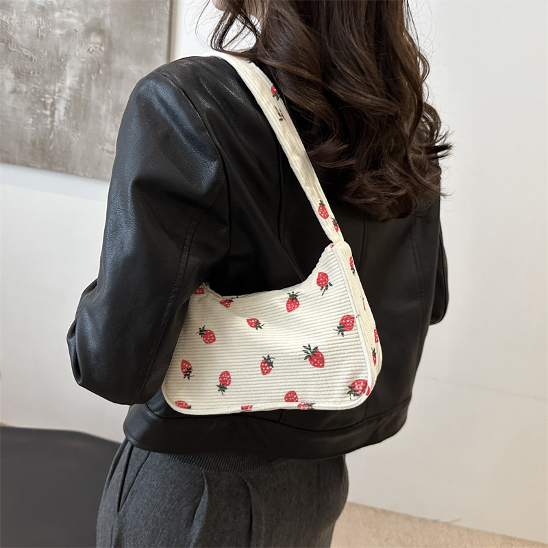 The 2024 new style of fresh and stylish strawberry-printed underarm bag is a trendy, simple and lightweight single-shoulder bag for commuting details Picture
