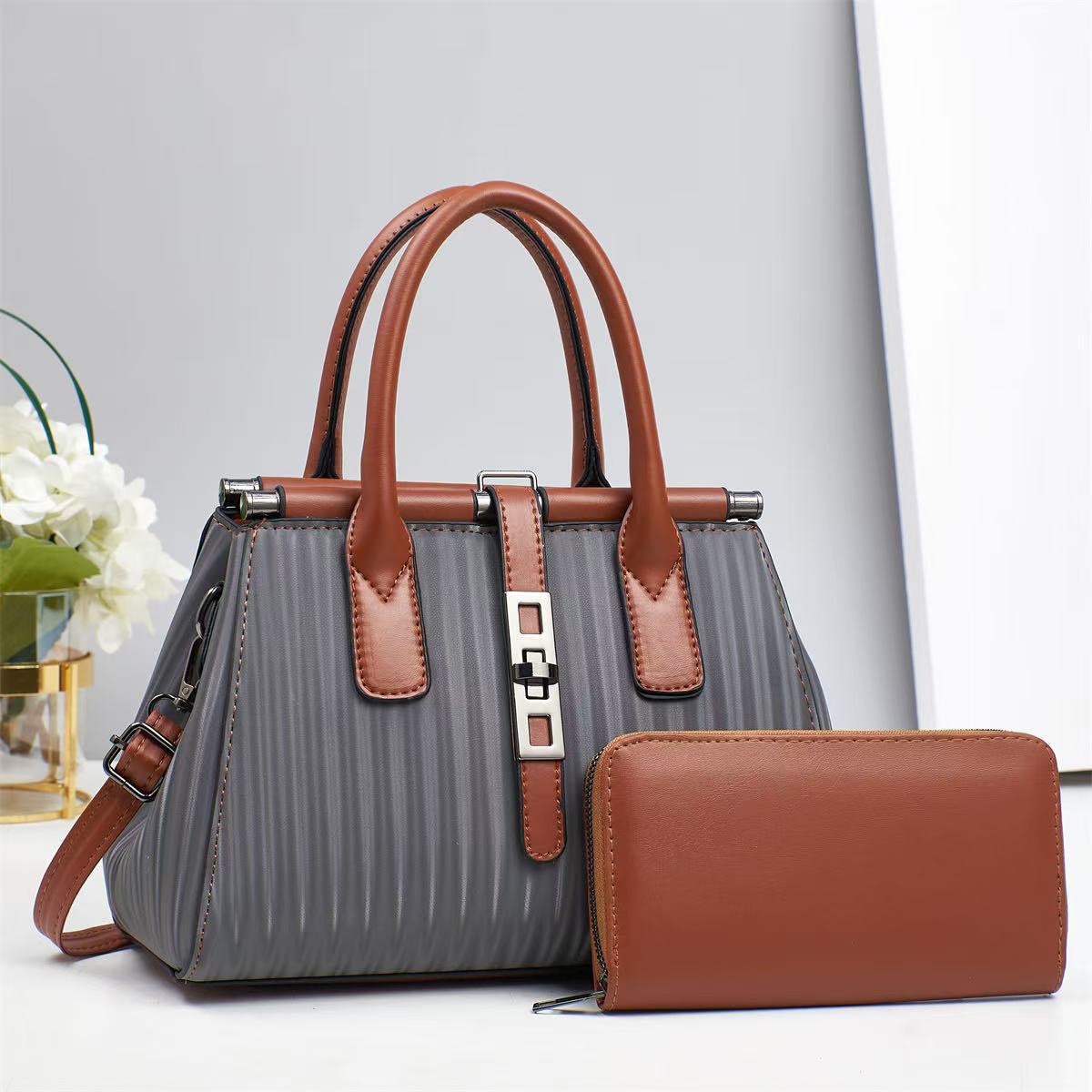A new fashionable women's bag with a feminine charm, versatile and exquisite single-shoulder crossbody bag, 2025 Korean version handbag Item Picture