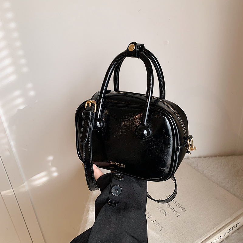 High-end quality hand-held small bag for women, 2024 new style, niche and versatile crossbody small square bag, stylish single-shoulder bag details Picture