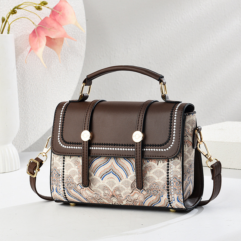 Retro Women's Bag 2025 New Style, French retro forest style, artistic and simple small bag, women's crossbody single-shoulder bag full figure