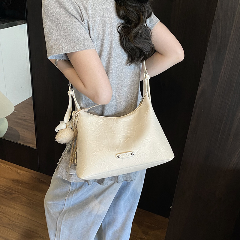 The 2025 new stylish and simple tote bag, a casual underarm bag for work, a versatile shoulder bag and a commuter crossbody bag Application Scenario
