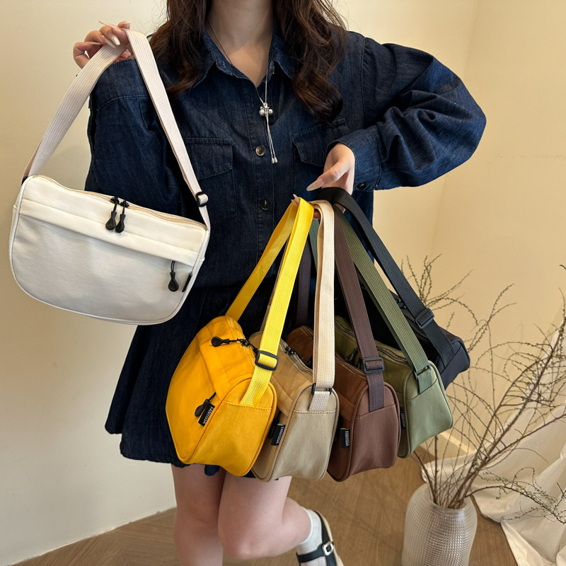 2025 New lightweight crossbody bag, women's single-shoulder bag, casual commuting, student class crossbody bag, nylon underarm bag Application Scenario
