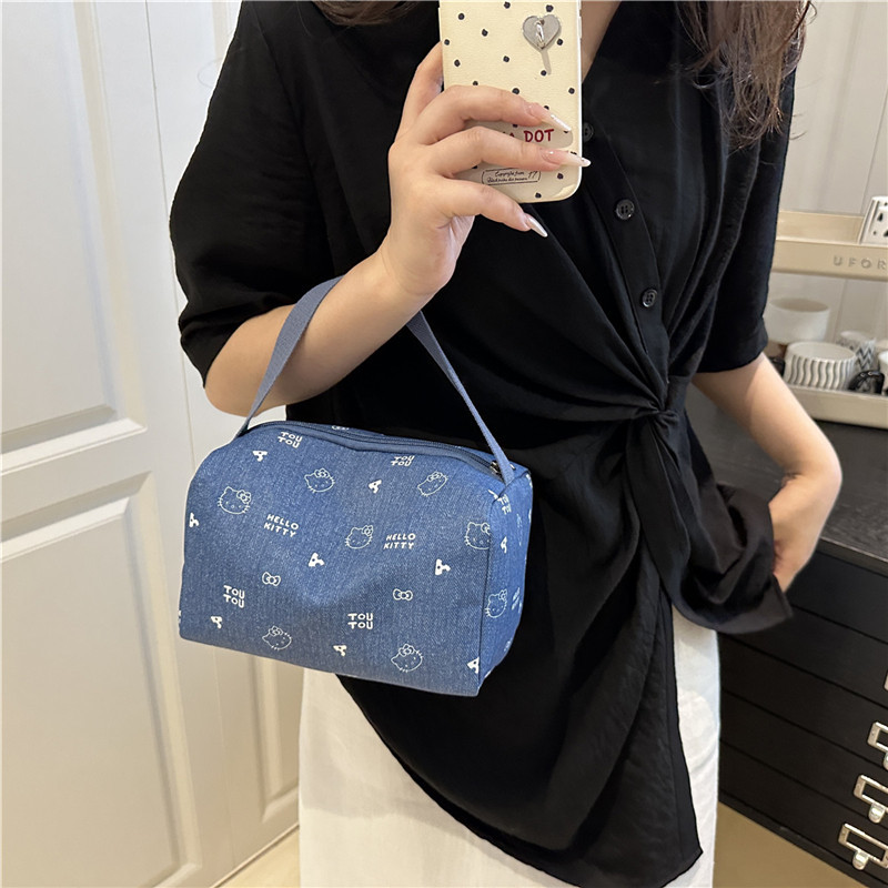 A sweet and stylish Japanese niche design handbag, a simple single-shoulder underarm bag, and a new printed fashionable bag details Picture