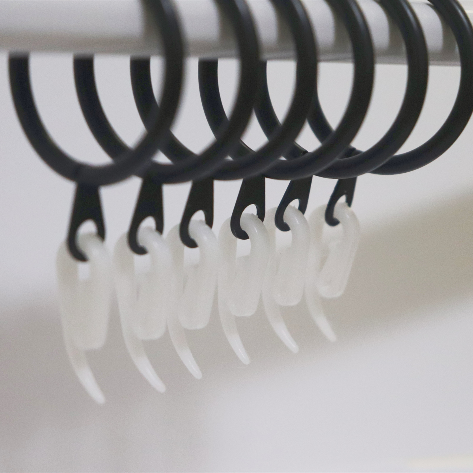We have curtain rings, plastic curtain hooks, curtain accessories, curtain ring accessories, shower curtains, comma hooks and 6-shaped hooks in stock Application Scenario