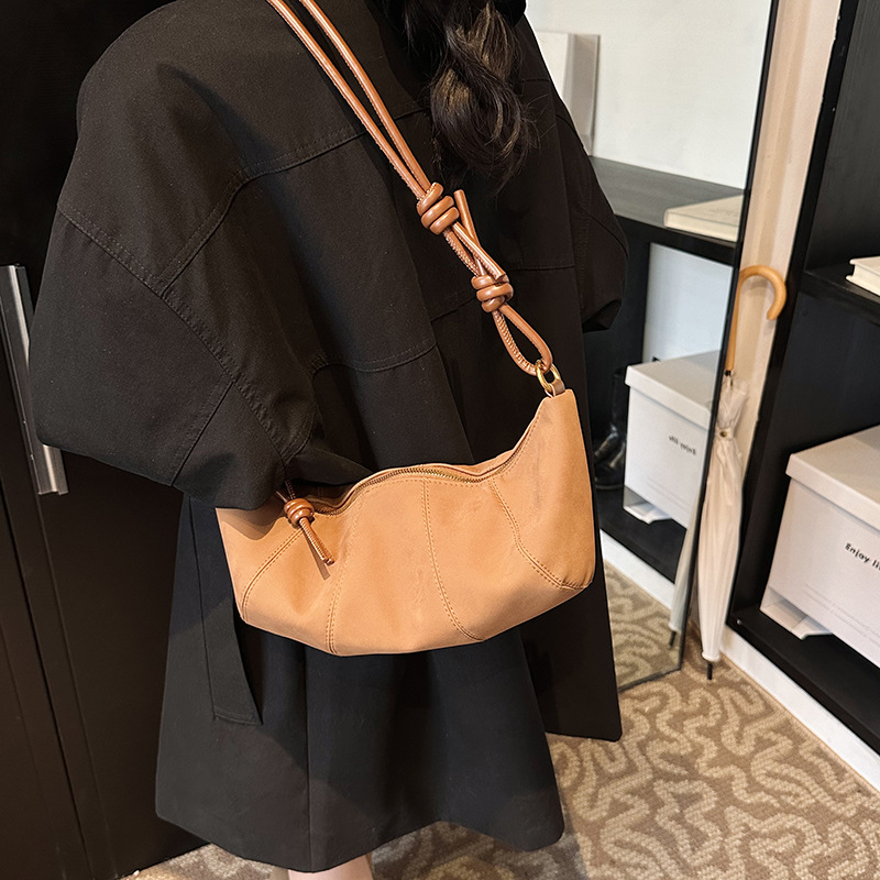 A niche retro matte suede bag for women, 2024 new versatile design, knot-style single-shoulder crossbody bag, horn bag Application Scenario