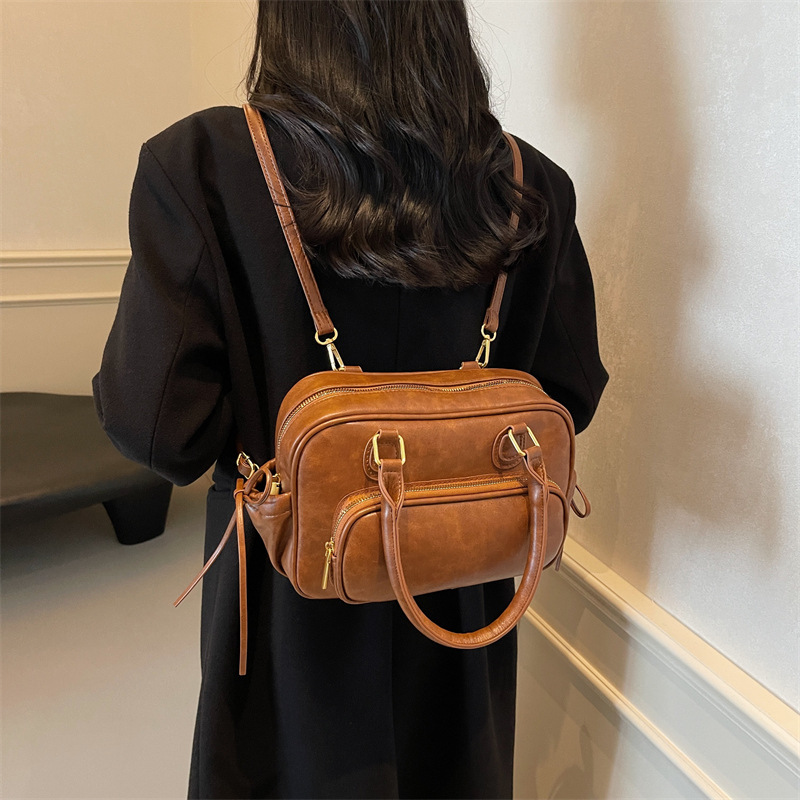 Retro bag for women, large capacity 2024 new casual single-shoulder crossbody commuting bag, multi-functional double-shoulder travel backpack Application Scenario