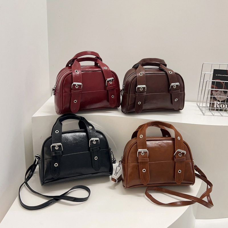 Cross-border fashion hand-held pillow bag for women, simple and casual single-shoulder bag, Spring/Summer 2025, niche and trendy design crossbody bag Application Scenario