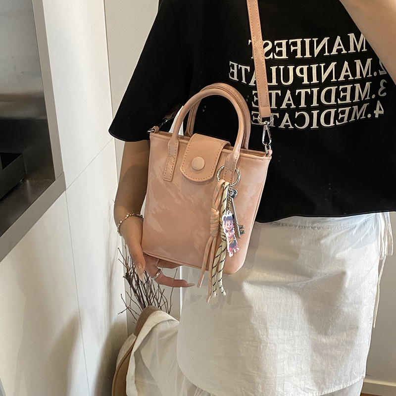A trendy soft leather handbag for women in 2025, a new fashionable single-shoulder bucket bag with a high-end feel, and a casual crossbody bag Application Scenario