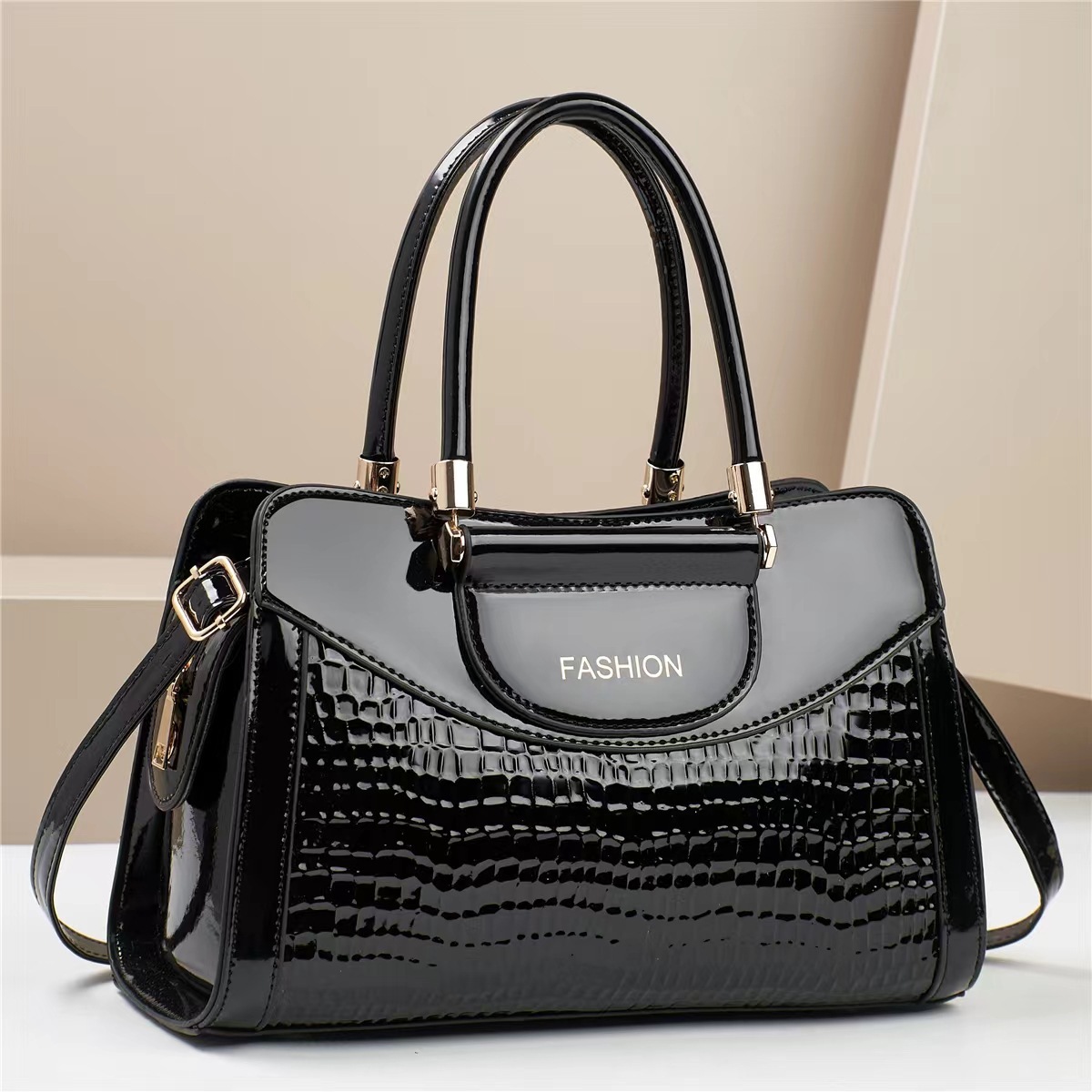 New trendy and versatile shiny leather crocodile pattern single-shoulder handbag for middle-aged women, large-capacity fashionable commuting crossbody bag Application Scenario