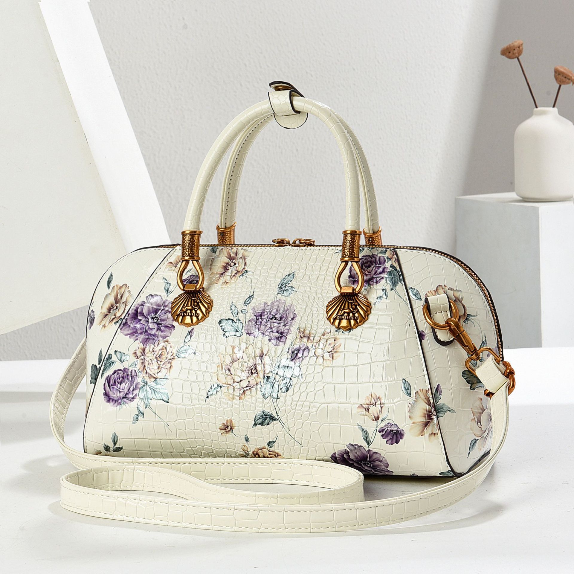 Chinese-style printed cross-border trade 2025 new fashion bag for women, large-capacity versatile shoulder bag Application Scenario