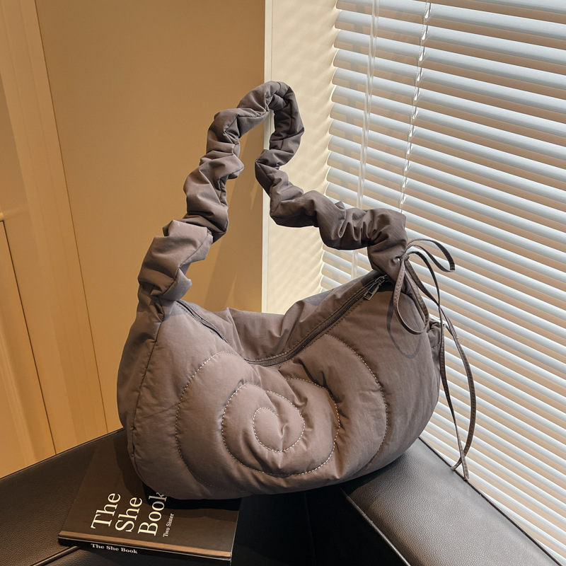 The 2025 new trendy and fashionable cloud bag, single-shoulder bag, large-capacity, elegant underarm bag, versatile and casual Japanese and Korean crossbody bag details Picture