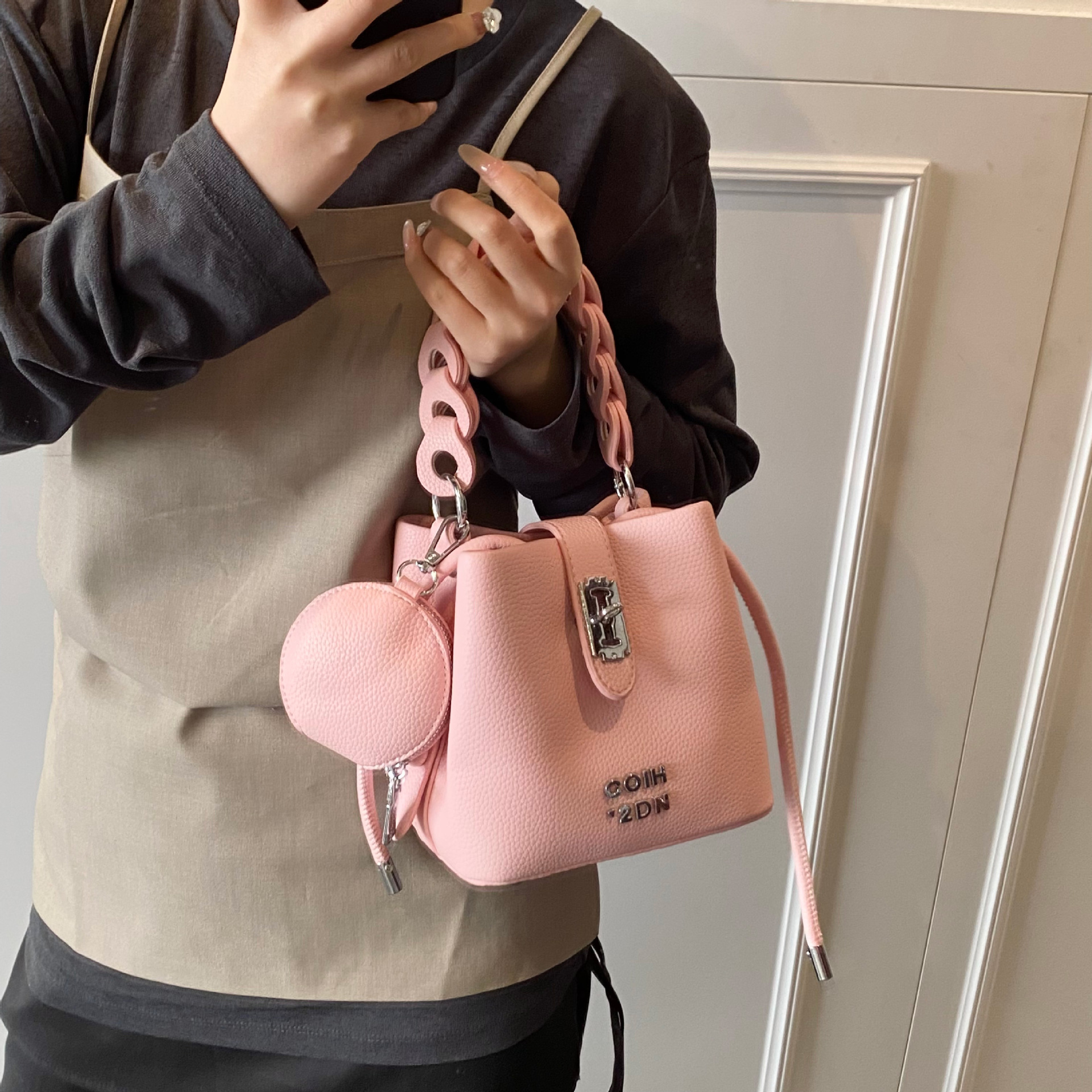 Retro color-blocking hand-held women's bag, 2025 new style, niche, fashionable and simple single-shoulder bag, casual and versatile commuting crossbody bag details Picture