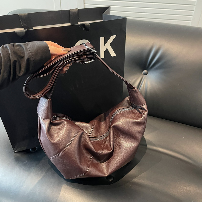 A large-capacity women's 2024 new casual and versatile single-shoulder crossbody bag with a niche design and fashionable commuting dumpling bag details Picture