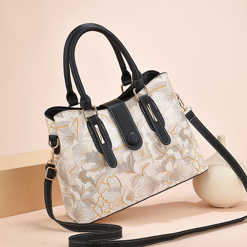 A new fashion bestseller for women in 2024, a single-shoulder crossbody bag from an export-oriented large bag manufacturer. It's a versatile summer handbag details Picture