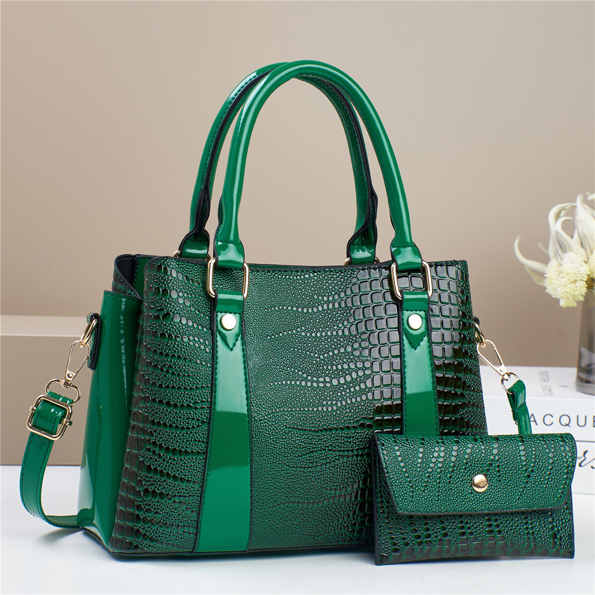In 2024, a popular large bag manufacturer for foreign trade has launched a new women's fashion single-shoulder crossbody bag that is versatile for winter and can be carried by hand Application Scenario