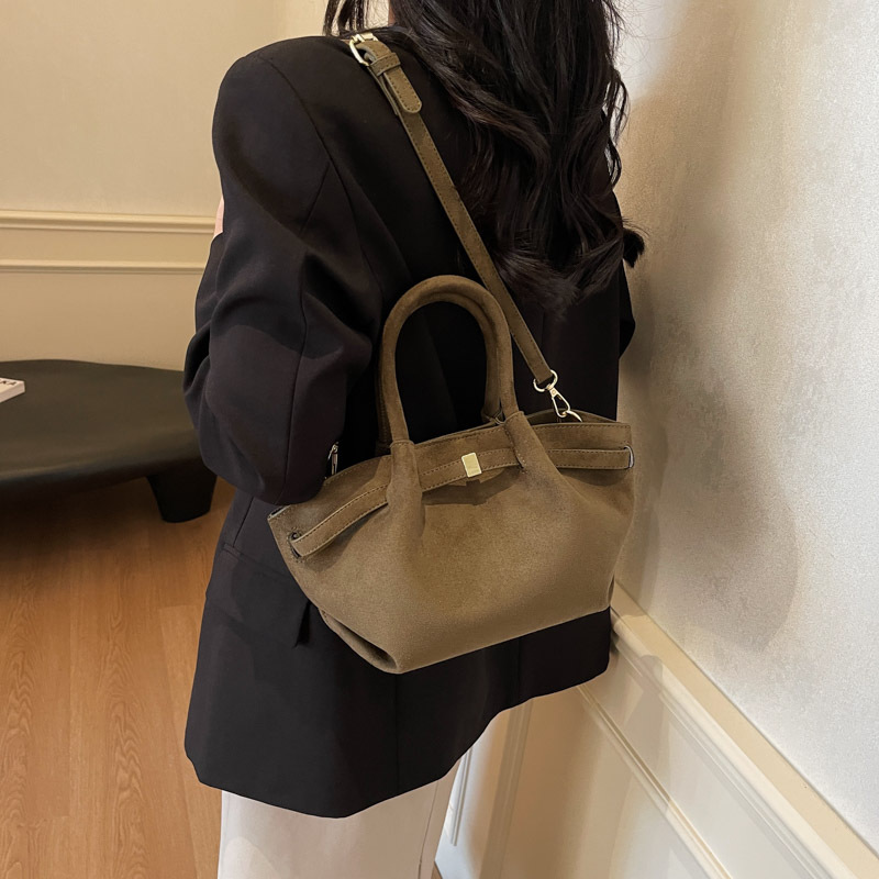 Matte retro hand-held small bag for women, 2024 new bucket bag, high-end texture, simple and casual commuting crossbody bag Application Scenario