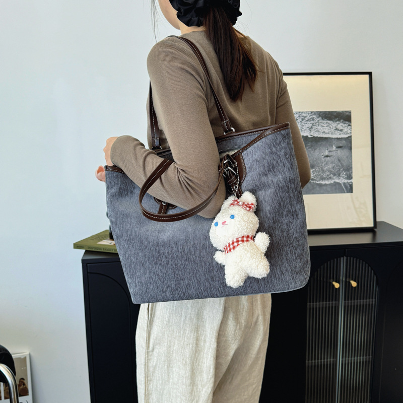 This 2024 retro and fashionable tote bag with multiple compartments and a large shoulder for women, is a versatile commuting and large-capacity bag for work Application Scenario