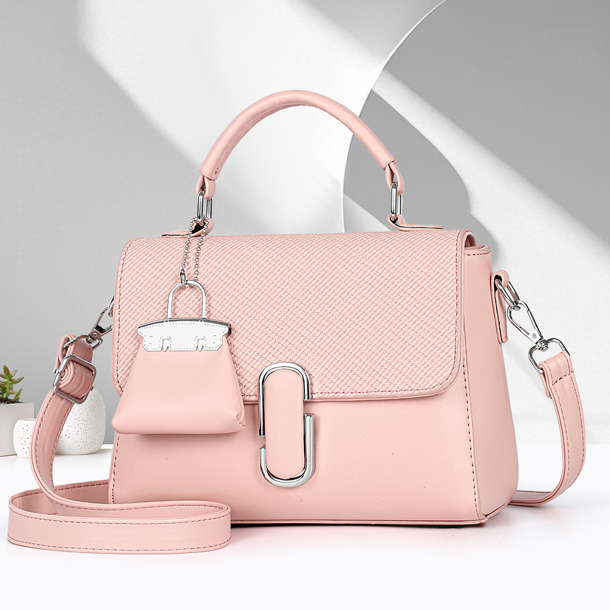 2025 New flip-top envelope bag for women, single-shoulder crossbody small square bag, European and American fashion, underarm bag, versatile for commuting Application Scenario