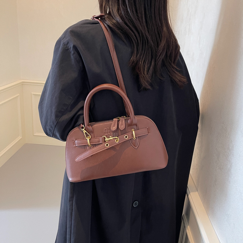High-end retro small bag for women, 2025 new spring versatile crossbody bag, fashionable single-shoulder hand-held shell bag Application Scenario