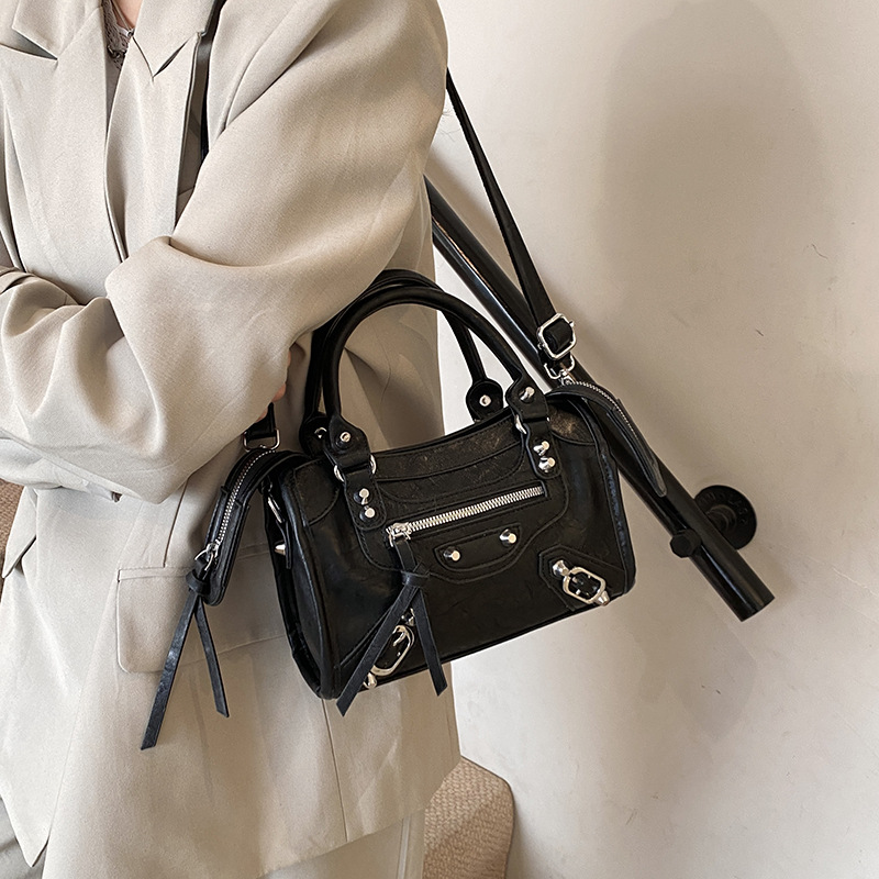 Trendy riveted motorcycle bag for women, 2025 new style, high-end single-shoulder crossbody bag, large capacity, retro hand-held pillow bag details Picture