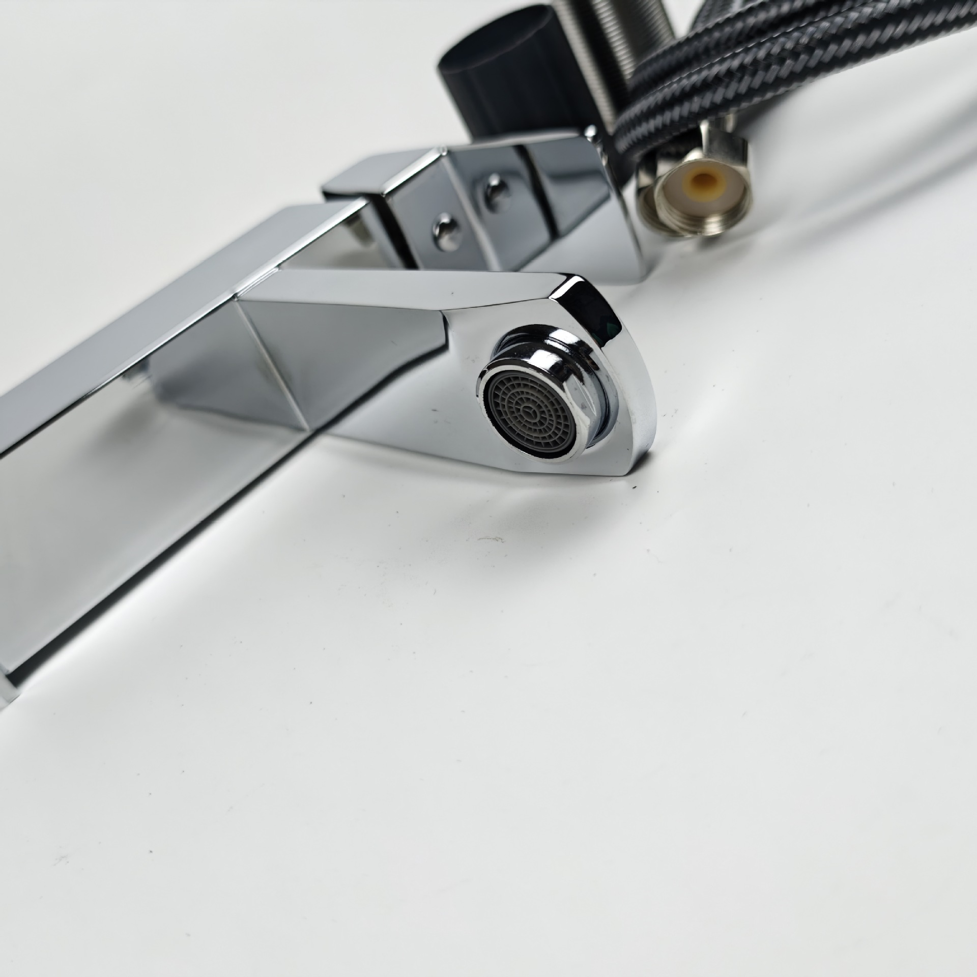 Electroplated low hot and cold washbasin faucet, stainless steel washbasin, bathroom faucet, water-saving basin, black details Picture