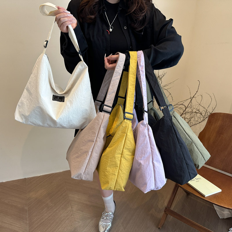 A new, casual and simple single-shoulder bag with a niche design for women's fashion in spring 2025 Application Scenario