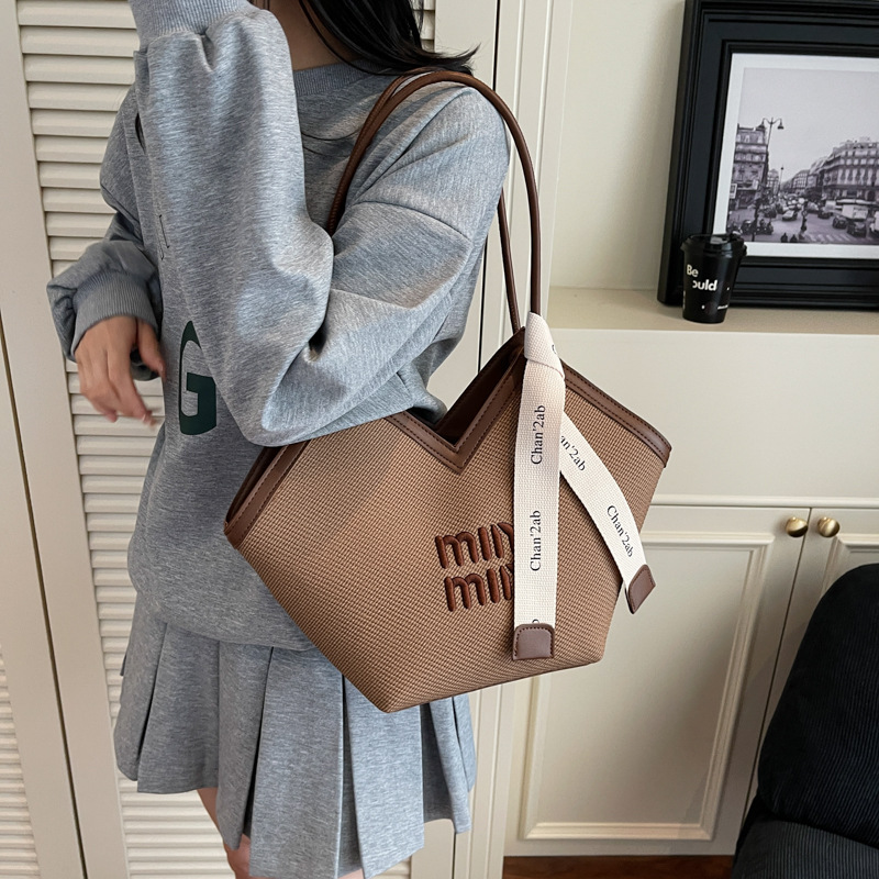 The new large-capacity tote bag for women in 2025 is fashionable and versatile. It features a contrasting color underarm bag for casual use, classes and commuting. It's a trendy single-shoulder bag Application Scenario