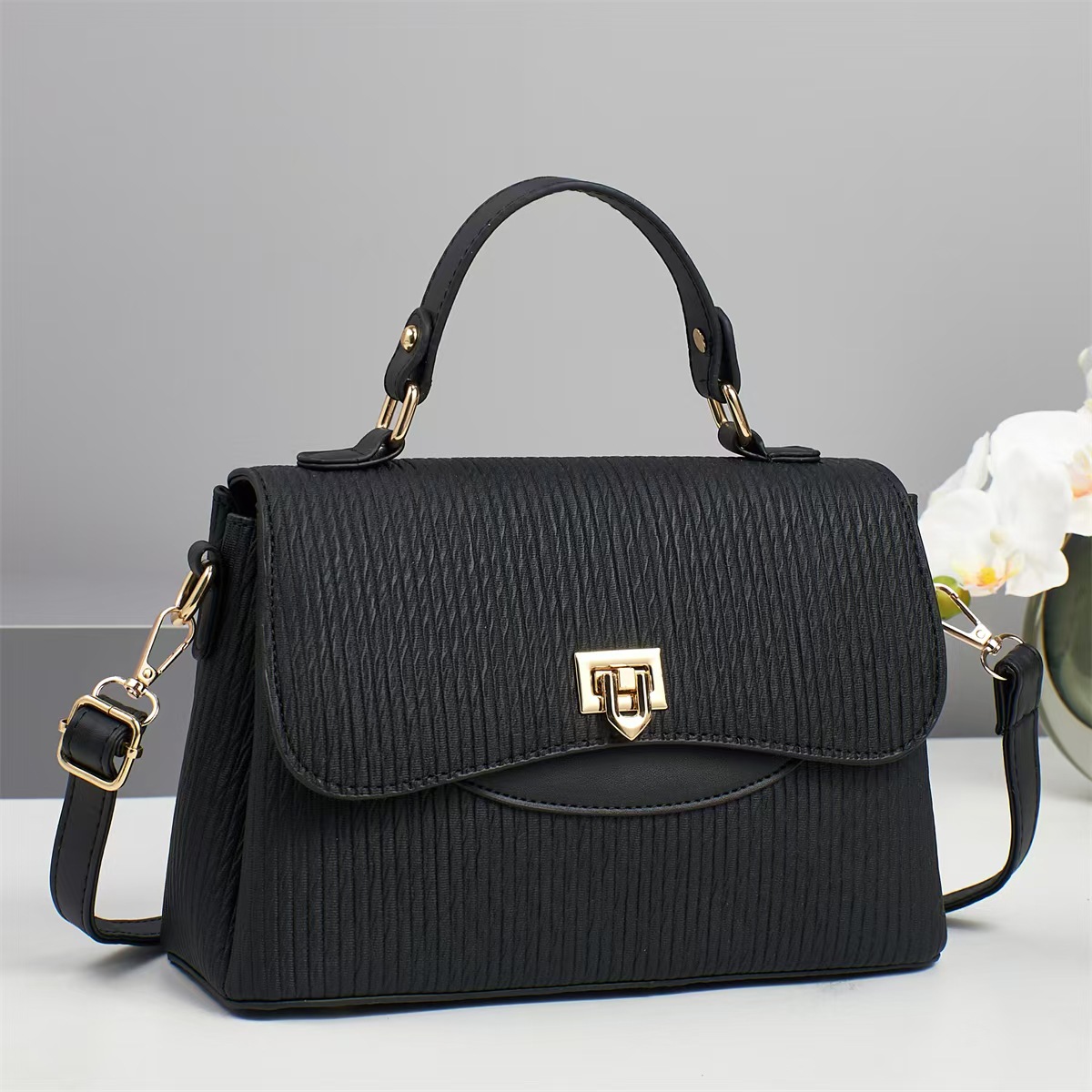 A new 2025 light luxury handbag for women, a simple, large-capacity, fashionable and versatile single-shoulder bag, and a niche crossbody bag full figure