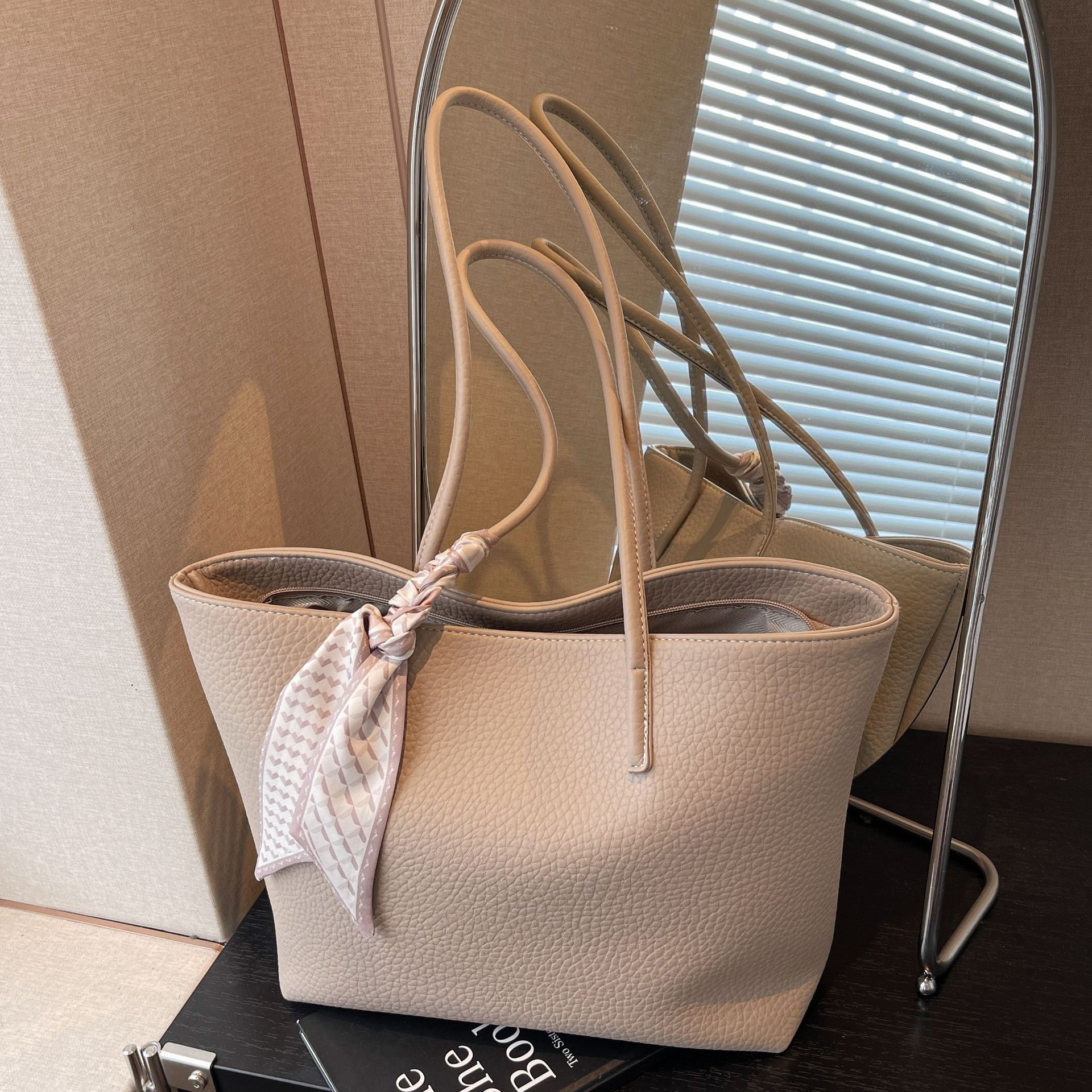 High-end quality large-capacity bag for women 2025 new simple color-blocking tote bag, fashionable and versatile single-shoulder commuting bag Application Scenario