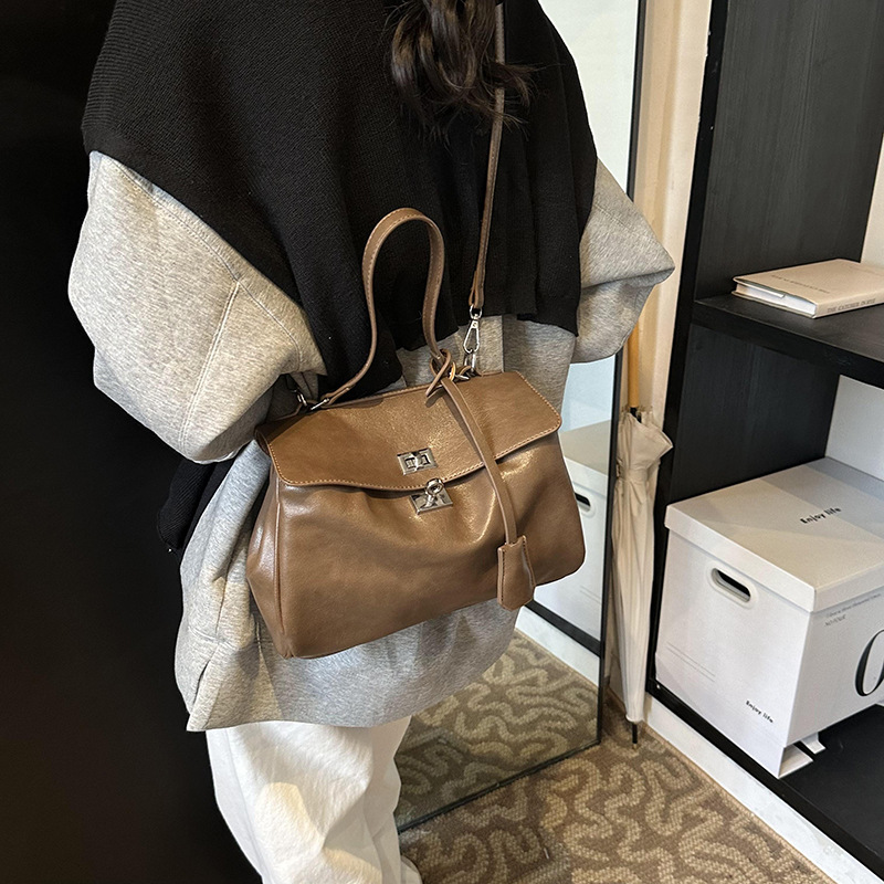 Maillard retro Postman Bag for Women 2024 New style, trendy and fashionable Korean-style briefcase, casual and versatile, large capacity bag Application Scenario