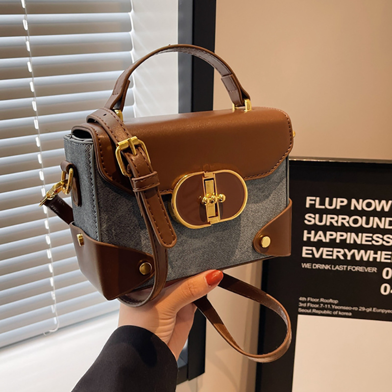 This year, small bags are popular for women's fashion and versatility. The 2023 new retro single-shoulder crossbody bag, hand-held box, and small square bag full figure