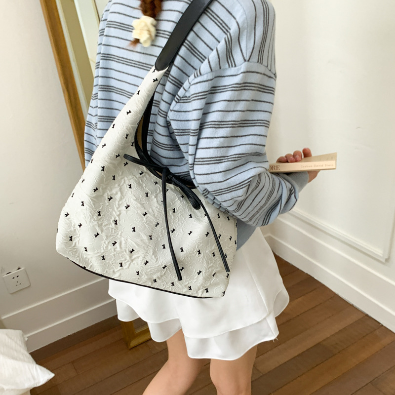 Trendy and fashionable bow pleated large-capacity underarm bag for women 2025 new style casual and simple commuting single-shoulder crossbody bag details Picture