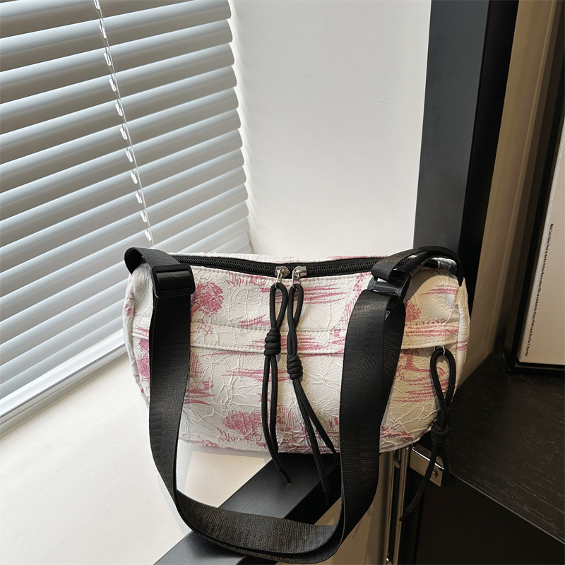 Korean style Instagram personalized large-capacity commuter single-shoulder bag for women 2024 autumn and winter, versatile for commuting to work crossbody bag full figure