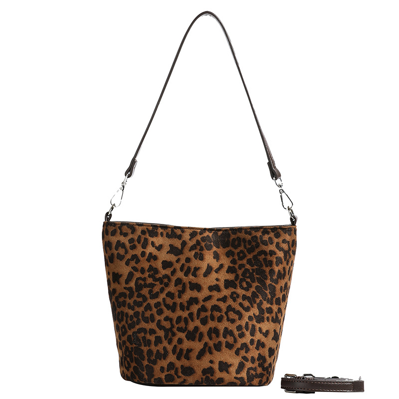 A niche design leopard print bucket bag for women, a new 2024 trendy, retro, casual and versatile large bag with a high-end underarm feel Item Picture