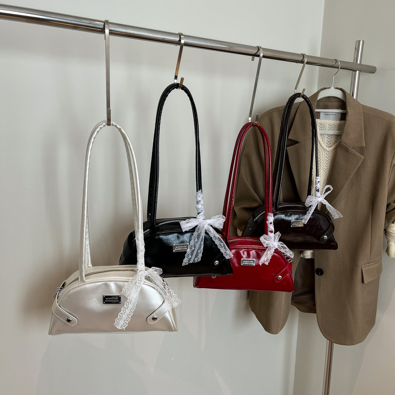 Fashionable and casual underarm bag for women, Spring 2025 new Korean style trendy retro single-shoulder handbag, high-end women's pillow bag Application Scenario