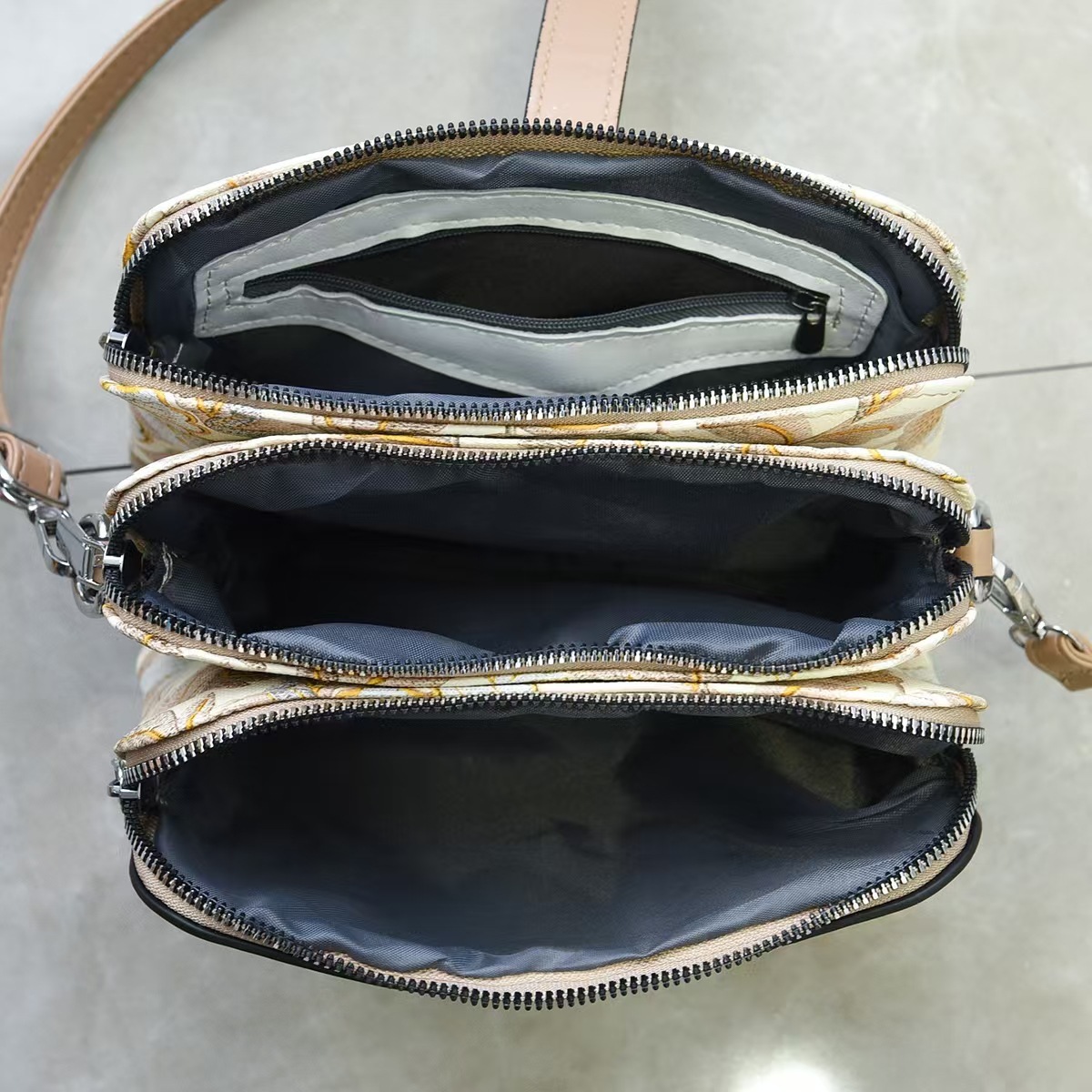 The 2025 new trendy print Instagram super popular single-shoulder crossbody bag, versatile mini bag, phone bag and women's bag Application Scenario