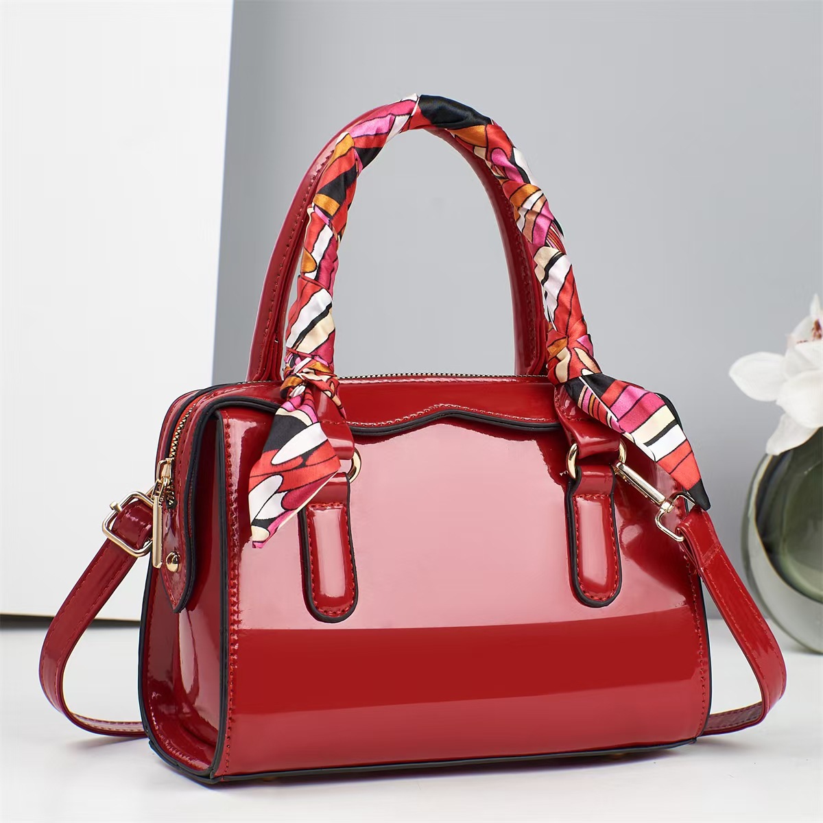 The new 2025 shiny leather pillow bag, large-capacity vintage middle-aged women's bag, casual single-shoulder crossbody bag, trendy details Picture