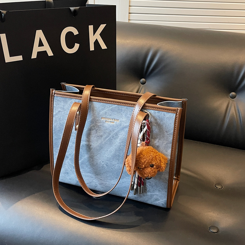 A simple, color-blocking, large-capacity women's 2024 new single-shoulder bag, trendy, fashionable, retro, commuting and casual tote bag details Picture