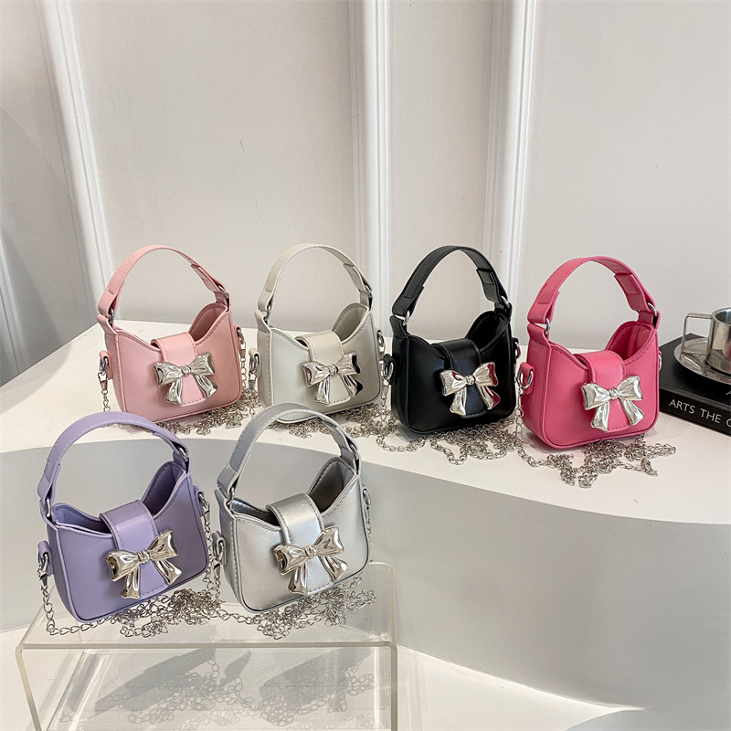 Niche bow handbag, 2025 new Korean version mini chain crossbody bag, fashionable lipstick, headphones, single-shoulder bag Application Scenario
