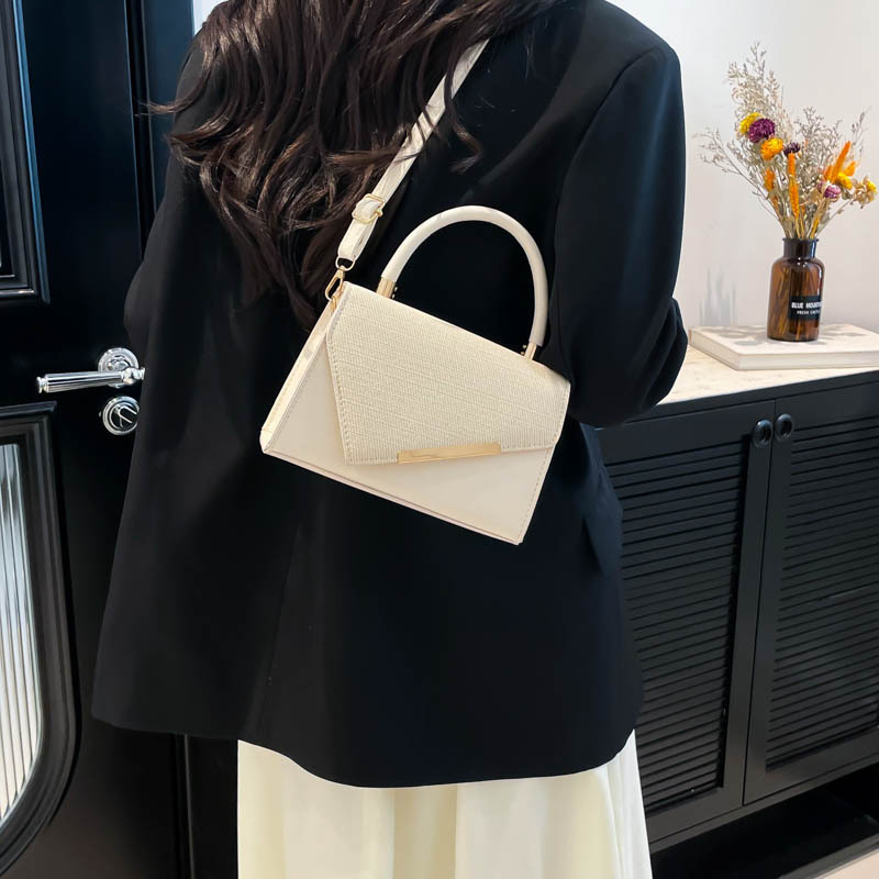 A new Korean-style patchwork small square bag for women in 2025, a stylish and simple single-shoulder crossbody bag with contrasting colors details Picture