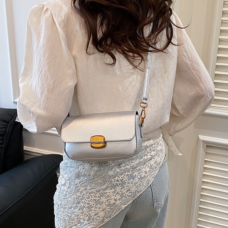 Spring 2025 new textured oil wax retro underarm bag, a fashionable and versatile single-shoulder crossbody commuting small square bag for women details Picture