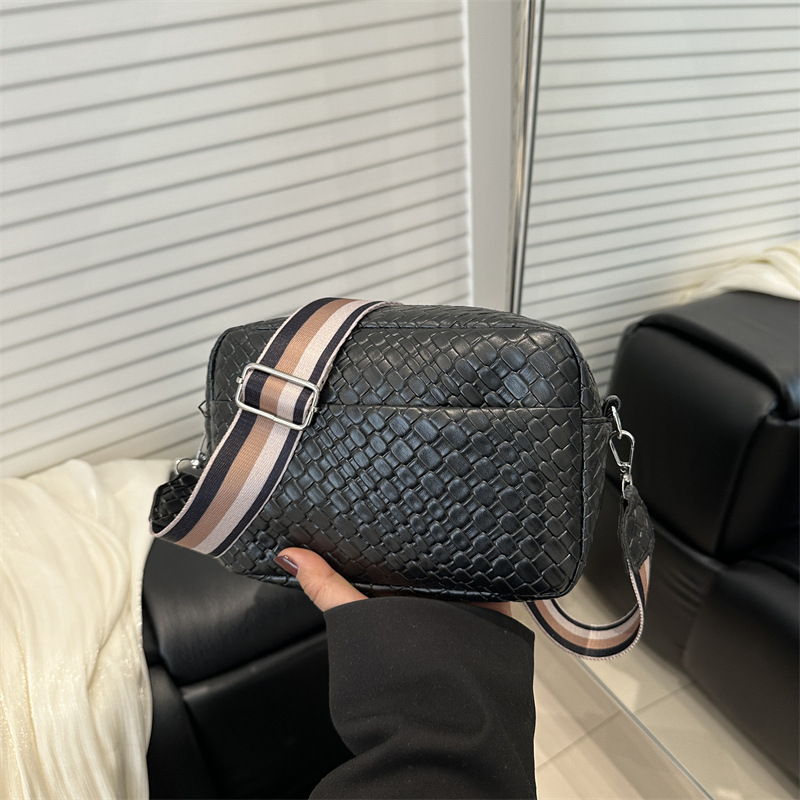 The 2025 new style of fashionable woven pattern single-shoulder bag for women, a simple and small square bag with a trendy and niche design, is a crossbody bag for women full figure
