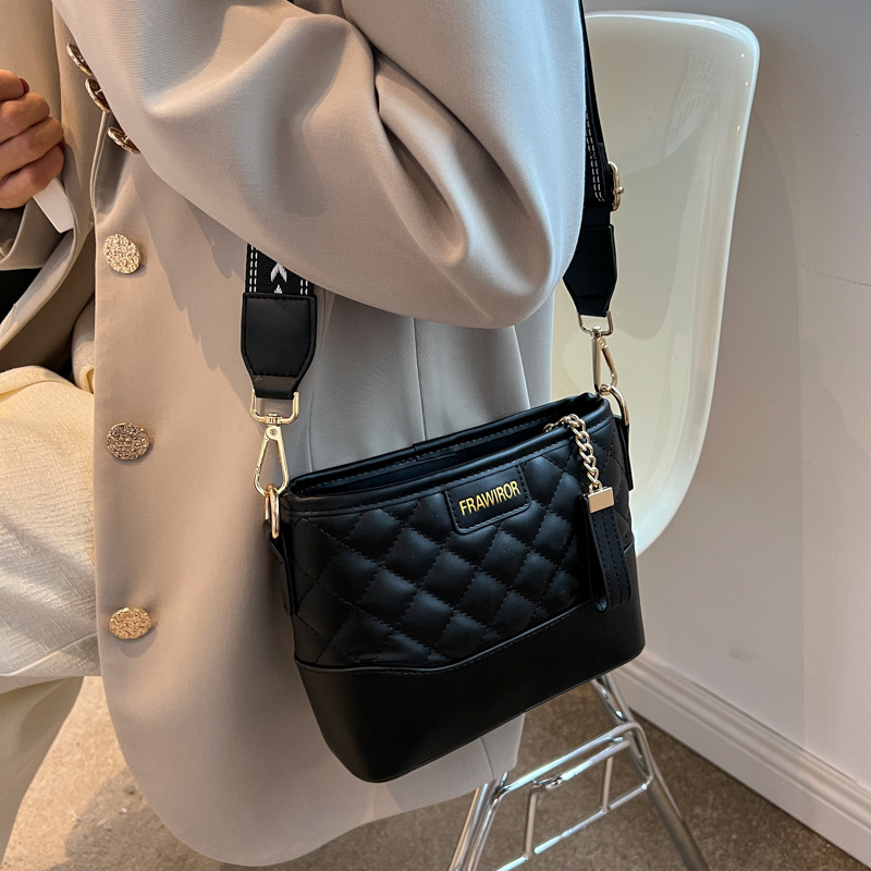 This year's popular bag for women: The 2024 new trendy and fashionable wide-shoulder crossbody bag, a versatile Instagram casual and wandering bag Application Scenario
