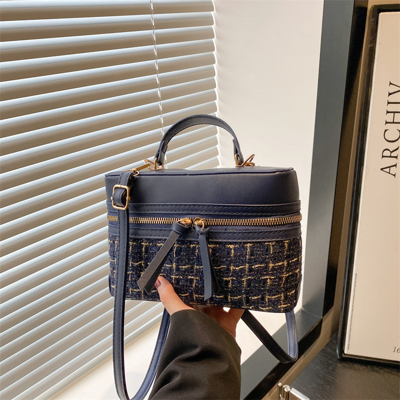 High-end texture, niche design, hand-held box bag, a new spring 2025 fashionable and casual single-shoulder crossbody bag for women full figure