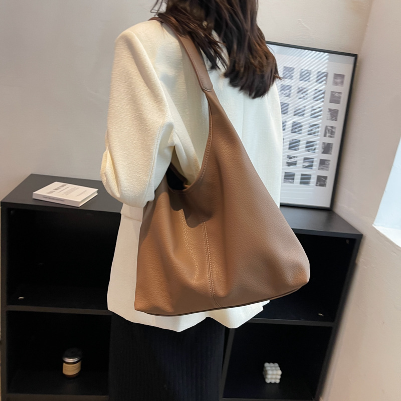Retro and fashionable lychee pattern underarm bucket bag for women 2025 new style simple mother and child casual large capacity single-shoulder bag details Picture