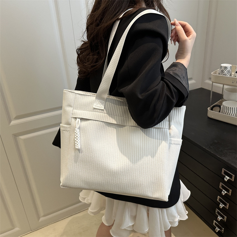 The 2025 new large-capacity tote bag for women, a simple and casual Korean style single-shoulder bag, versatile for commuting, underarm bag and hand-held bag details Picture